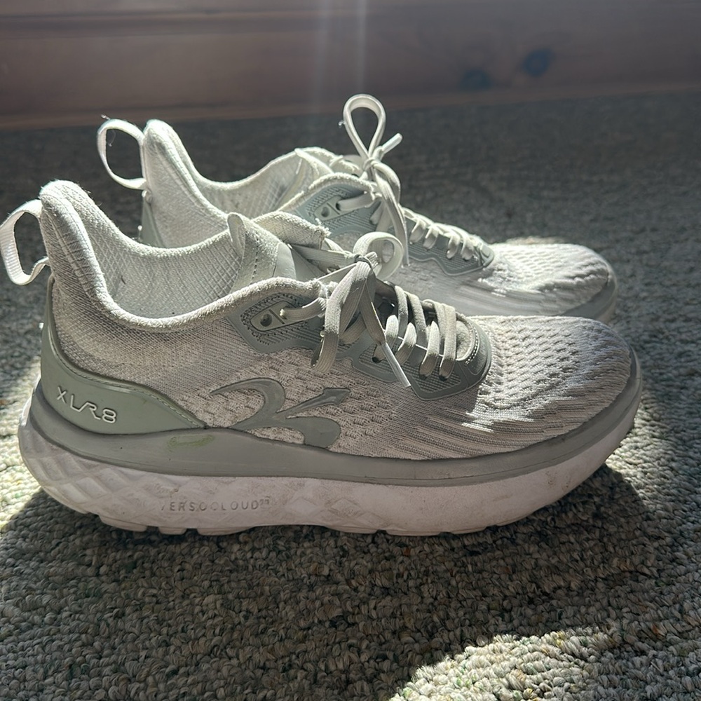 GDefy comfort fit running shoes 8.5